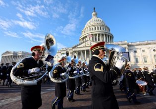 Ουίσκια, κρυολογήματα και κόκορες: 10 απροσδόκητες στιγμές στην ιστορία των ορκωμοσιών Προέδρων των ΗΠΑ