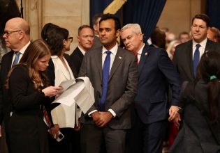 Έλον Μασκ: Μόνος στο Τμήμα Κυβερνητικής Αποδοτικότητας με συνταγή Μιλέι – Παραίτηση Ραμασουάμι