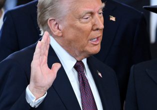 Live: O Ντόναλντ Τραμπ επιστρέφει στον Λευκό Οίκο και «βρυχάται» – Σοκ και δέος με τα πρώτα διατάγματα