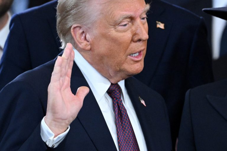 Live: O Ντόναλντ Τραμπ επιστρέφει στον Λευκό Οίκο και «βρυχάται» – Σοκ και δέος με τα πρώτα διατάγματα