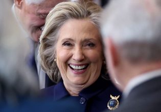 Χίλαρι Κλίντον: Η αντίδρασή της όταν ο Τραμπ είπε ότι θα αλλάξει όνομα στον Κόλπο του Μεξικού