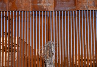 Μαζικές απελάσεις, επίθεση σε δικαιώματα, άγρια καταστολή – «Πίσω ολοταχώς» οι ΗΠΑ με εντολή Ντόναλντ Τραμπ