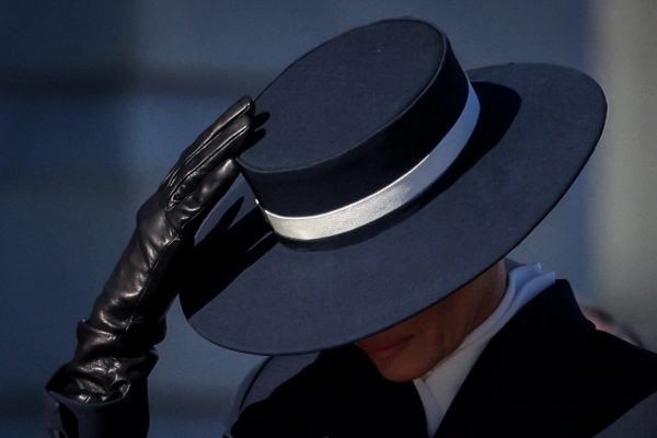 Το φιλί και το καπέλο – Τι δηλώνει η εμφάνιση και η στάση της Μελάνια Τραμπ για τον ρόλο της στον Λευκό Οίκο;