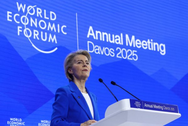 Ούρσουλα φον ντερ Λάιεν: Αναγκαίοι οι στενότεροι οικονομικοί δεσμοί στην ΕΕ ενόψει της νέας θητείας Τραμπ
