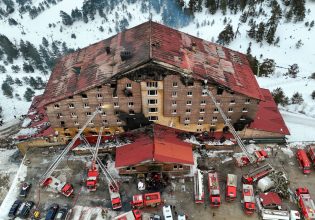 Τουρκία: «Πέθαιναν μπροστά στα μάτια μας» – Συγκλονιστικές μαρτυρίες για τη φωτιά με τους 66 νεκρούς
