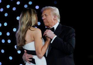 Ντόναλντ Τραμπ: Τι ψιθύριζε με τη Μελάνια όσο χόρευαν τη βραδιά της ορκωμοσίας;
