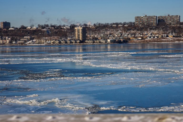 Νέα Υόρκη: Εντυπωσιακές εικόνες από τον παγωμένο ποταμό Χάντσον