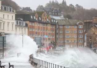 Eowyn: Τρομακτικά πλάνα από την «καταιγίδα του αιώνα» που σφυροκοπά τη Βρετανία
