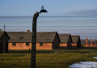 Ο κόσμος τιμά τη μνήμη της απελευθέρωσης του Άουσβιτς