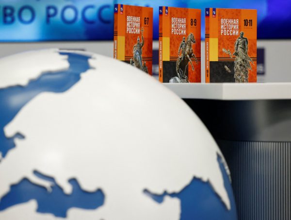 Ρωσία: «Αναγκαστήκαμε να εισβάλουμε στην Ουκρανία» – Τα νέα σχολικά βιβλία λένε τη μία πλευρά της ιστορίας