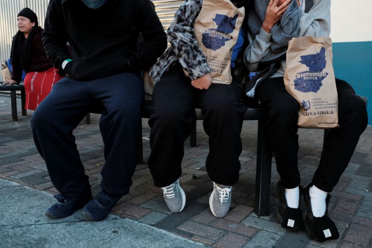 Τραμπ: Εξηγήσεις από τον πρέσβη των ΗΠΑ ζητά η Βραζιλία – «Απελαύνουν τους μετανάστες σιδηροδέσμιους»