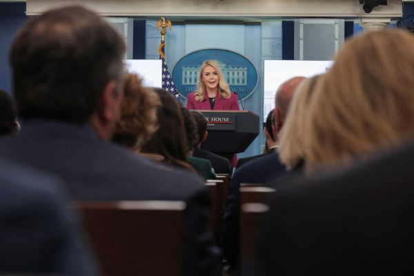 Κυβέρνηση Τραμπ: «Άνοιγμα» σε influencers – Στόχος η ανανέωση της ενημέρωσης