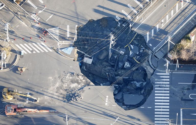 Ολοένα και μεγαλώνει η τρύπα που κατάπιε οδηγό μαζί με το φορτηγό του στην Ιαπωνία