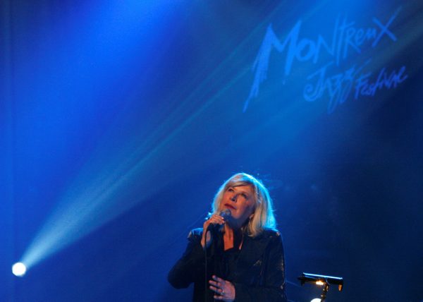 Μαριάν Φέιθφουλ: Η φωτογραφία του εμβληματικού Κλεισθένη Δασκαλάκου από την επίσκεψή της στην Αθήνα το 1974