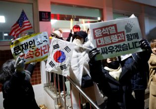 Νότια Κορέα: Η δικαιοσύνη αποφάσισε την παράταση της κράτησης του προέδρου που κατηγορείται για ανταρσία