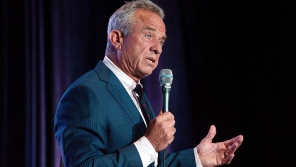 ΗΠΑ: Στο στόχαστρο κορυφαίου Ρεπουμπλικανού της Γερουσίας οι παραπλανητικοί ισχυρισμοί Κένεντι για τα εμβόλια