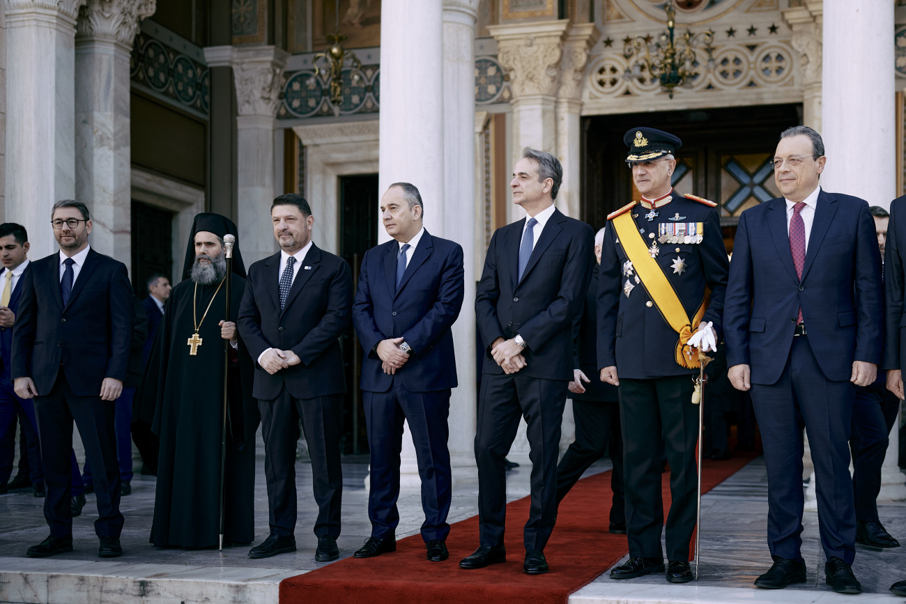 Φωτογραφία όπου απεικονίζονται από αριστερά οι Νίκος Ανδρουλάκης, Νίκος Χαρδαλιάς, Γιάννης Πλακιωτάκης, Κυριάκος Μητσοτάκης, Δημήτριος Χούπης (Αρχηγός ΓΕΕΘΑ), Σωκράτης Φάμελλος