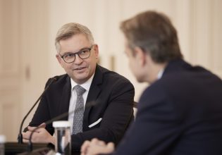 Μητσοτάκης προς Ευρωπαίο Επίτροπο Μετανάστευσης: Να δοθεί έμφαση στις επιστροφές μεταναστών