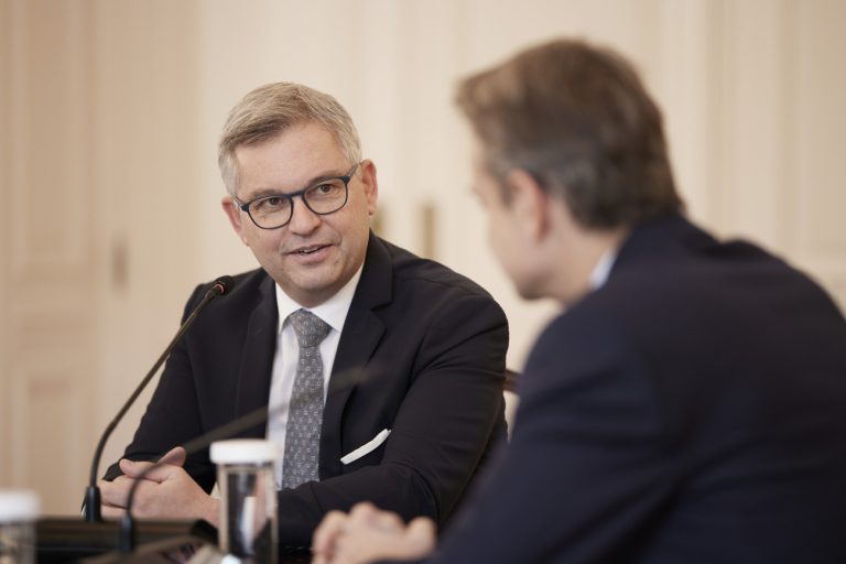 Μητσοτάκης προς Ευρωπαίο Επίτροπο Μετανάστευσης: Να δοθεί έμφαση στις επιστροφές μεταναστών