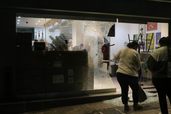 Κυψέλη: Τέσσερις συλλήψεις για την επίθεση με ρόπαλα και πέτρες σε μαγαζιά της περιοχής