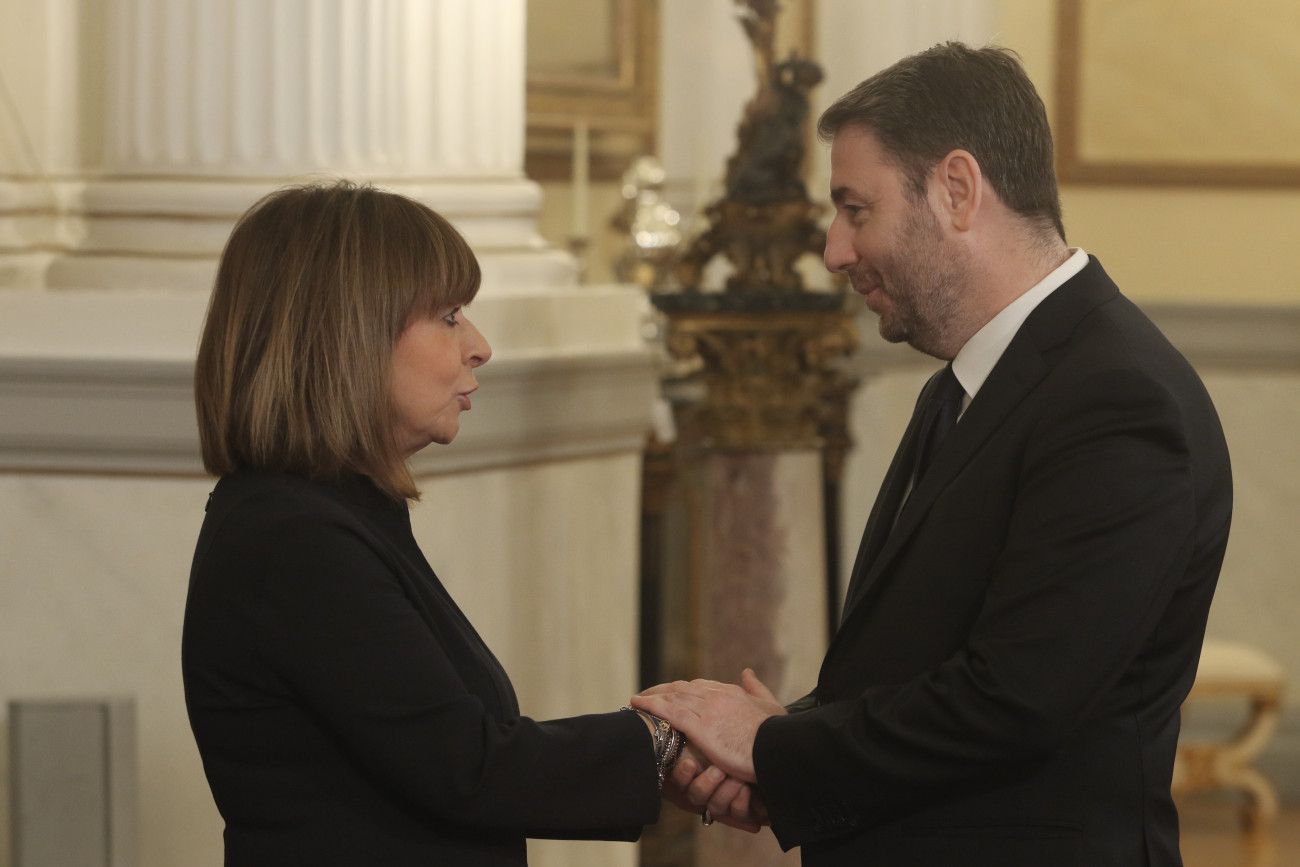 Εικόνα που δείχνει την Κατερίνα Σακελλαροπούλου και τον Νίκο Ανδρουλάκη να ανταλλάσουν ευχές για το νέο έτος στο Προεδρικό Μέγαρο, μετά τη δοξολογία 