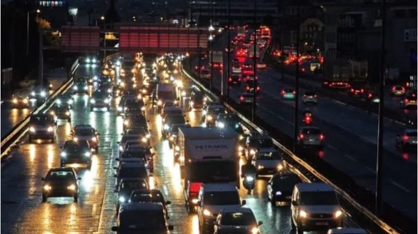 Κίνηση στους δρόμους: Καθυστερήσεις στην κάθοδο του Κηφισού – Ακινητοποιήθηκε φορτηγό