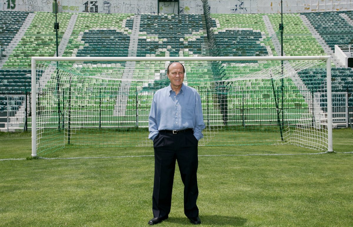 Μίμης Δομάζος: Ο πολιτικός κόσμος αποχαιρετά τον «στρατηγό» των ελληνικών γηπέδων