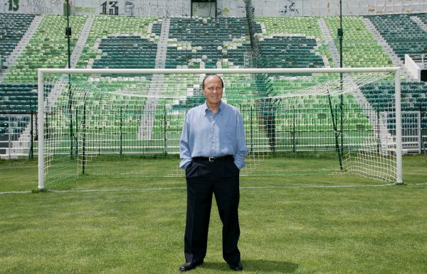 Μίμης Δομάζος: Ο πολιτικός κόσμος αποχαιρετά τον «στρατηγό» των ελληνικών γηπέδων