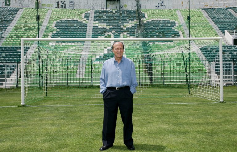 Μίμης Δομάζος: Ο πολιτικός κόσμος αποχαιρετά τον «στρατηγό» των ελληνικών γηπέδων