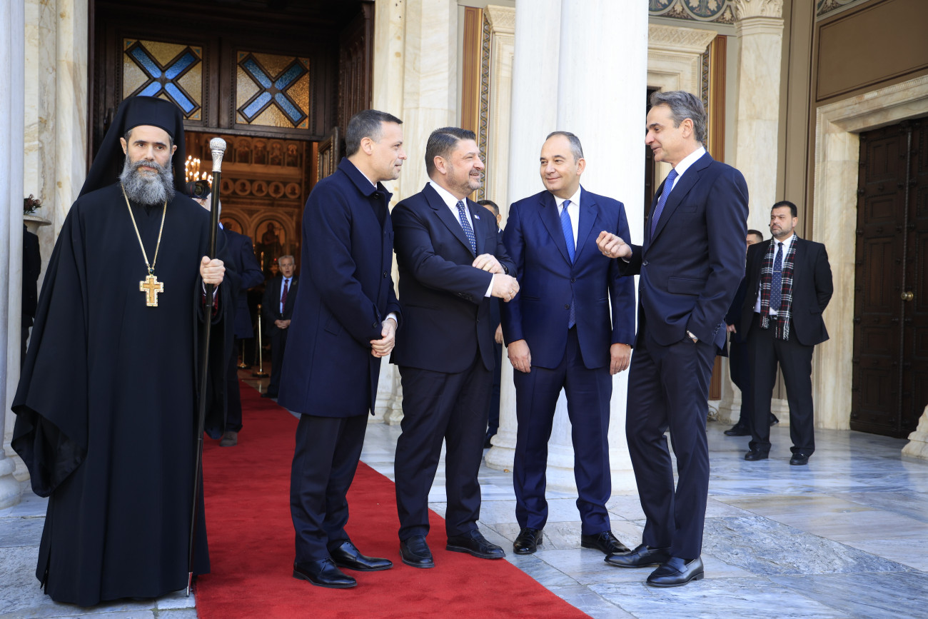 Φωτογραφία όπου απεικονίζονται οι Χάρης Δούκας, Νίκος Χαρδαλιάς, Γιάννης Πλακιωτάκης και Κυριάκος Μητσοτάκης να συνομιλούν έξω από την Μητρόπολη