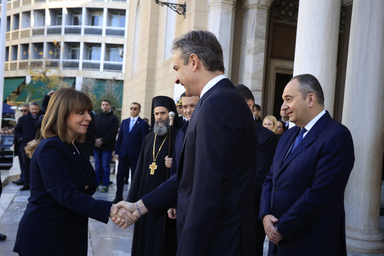 Εικόνα που δείχνει την Κατερίνα Σακελλαροπούλου να ανταλλάσσει χειραψία με τον Κυριάκο Μητσοτάκη 
