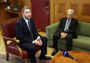 Κυβερνητικά στελέχη σε Ανδρουλάκη: Ο Γιαννίτσης χρειαζόταν τη στήριξη του ΠΑΣΟΚ το 2001, όχι το 2025