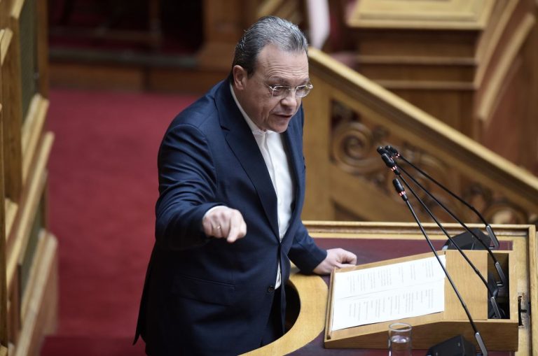 Φάμελλος: Κατέρρευσε το προσωπείο του κεντρώου πολιτικού – Δέσμιος των κομματικών του προβλημάτων ο Μητσοτάκης