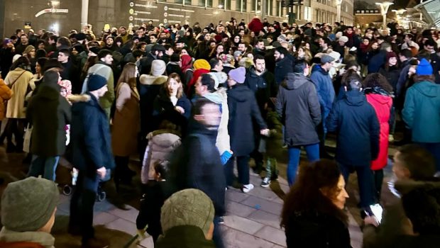«Δεν έχω οξυγόνο»: Ξεκίνησε ο χορός των συγκεντρώσεων για τα Τέμπη από τις Βρυξέλλες