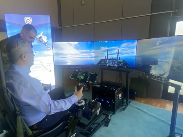 Ο Δήμαρχος Παπάγου-Χολαργού στο «πιλοτήριο» – Μια εμπειρία μαχητικού αεροσκάφους για όλους