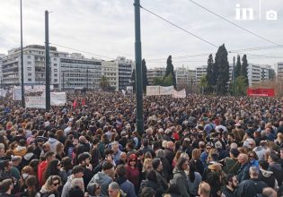 Τέμπη: Βούλιαξε το Σύνταγμα με δεκάδες χιλιάδες πολίτες να ζητούν δικαιοσύνη για τα 57 θύματα