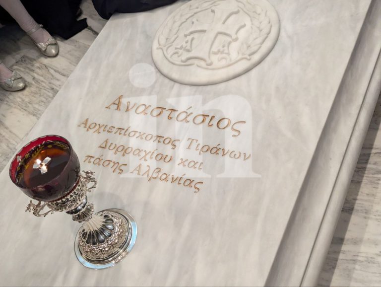 Αρχιεπίσκοπος Αναστάσιος: Ολοκληρώθηκε η ταφή – Συγκινητικοί επικήδειοι, σε ειδική κρύπτη το σκήνωμά του