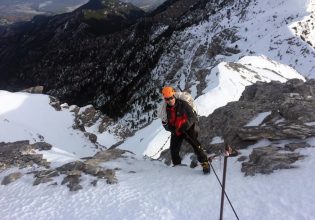 Επιχείρηση διάσωσης βοσκού σε δύσβατο σημείο – Εγκλωβίστηκε μετά από χιονοστιβάδα στα Ακαρνανικά Όρη