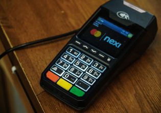 ΑΑΔΕ: Γνωστή αλυσίδα εστίασης και νυχτερινά κέντρα είχαν… ξεχάσει να διασυνδέσουν POS με ταμειακές