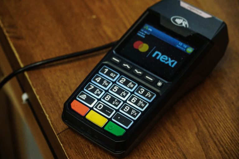 ΑΑΔΕ: Γνωστή αλυσίδα εστίασης και νυχτερινά κέντρα είχαν… ξεχάσει να διασυνδέσουν POS με ταμειακές