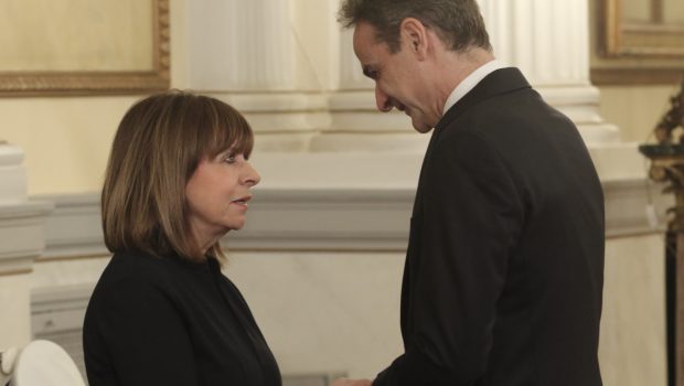 Το ραντεβού του Μητσοτάκη με τη Σακελλαροπούλου, ο Σημίτης και 3 αριθμοί -