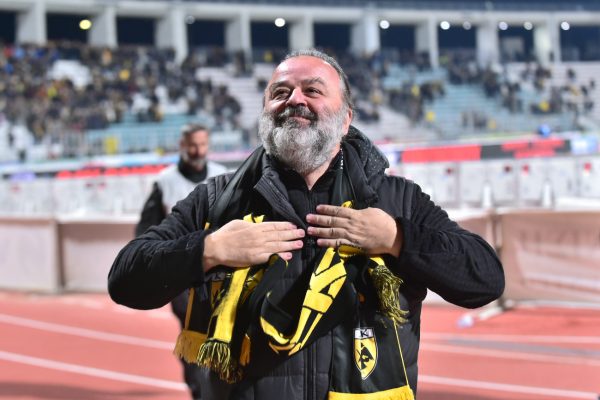 Ο Μάριος Ηλιόπουλος οργανώνει την κερκίδα: «Όποιος σας γ@μ@3ι είναι ΑΕΚ» (vids)