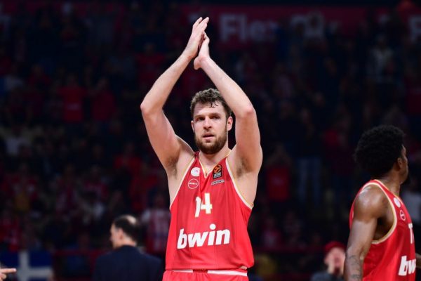 Ολυμπιακός: H αποθέωση στον MVP Βεζένκοφ και ο χαμογελαστός Πρίντεζης (vid)