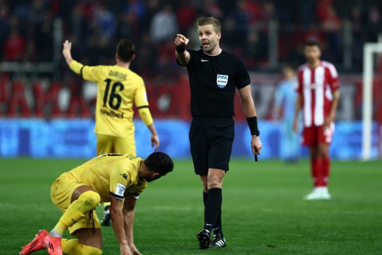Νέο μεγάλο λάθος του Νίμπεργκ – Χάρισε δεύτερη κίτρινη στον Μοντόγια στο 65′ και αναγκάστηκε να την δείξει στο 72′