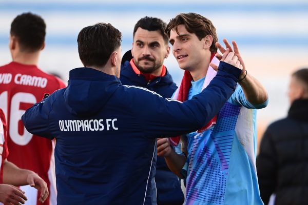 Ο Έσε ευχαρίστησε τον Τζολάκη για το πέναλτι που έπιασε (pic)