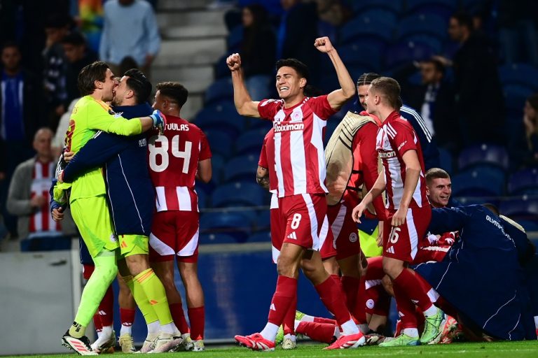 Ολυμπιακός: Οι πανηγυρισμοί στο αεροπλάνο μετά το διπλό στο «Ντραγκάο» (vid)