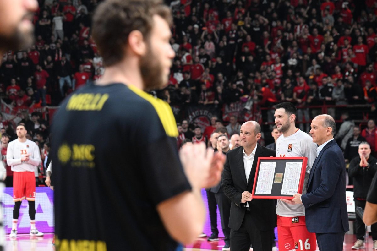 Ολυμπιακός: Βράβευσε τον ρέκορντμαν συμμετοχών Κώστα Παπανικολάου