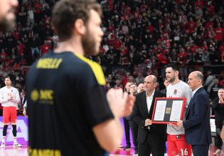 Ολυμπιακός: Βράβευσε τον ρέκορντμαν συμμετοχών Κώστα Παπανικολάου