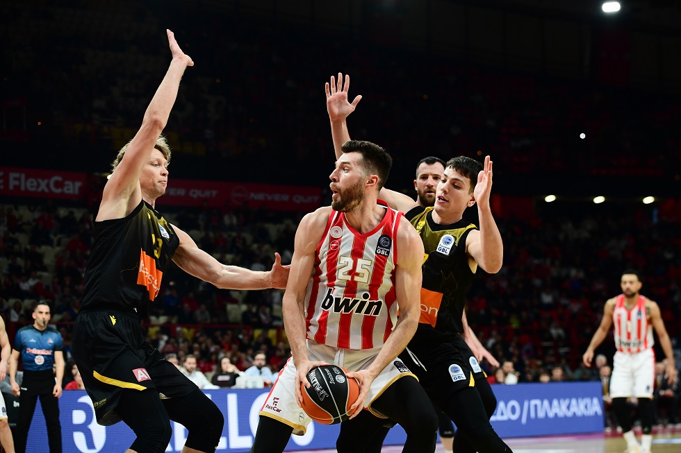 Ολυμπιακός – ΑΕΚ 89-70: Ο Πίτερς ντύθηκε… Βεζένκοφ και τώρα Εφές