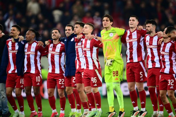 «Πάρτι» πρόκρισης στο Καραϊσκάκη: Αποθέωση για Μεντιλίμπαρ και παίκτες (vid)